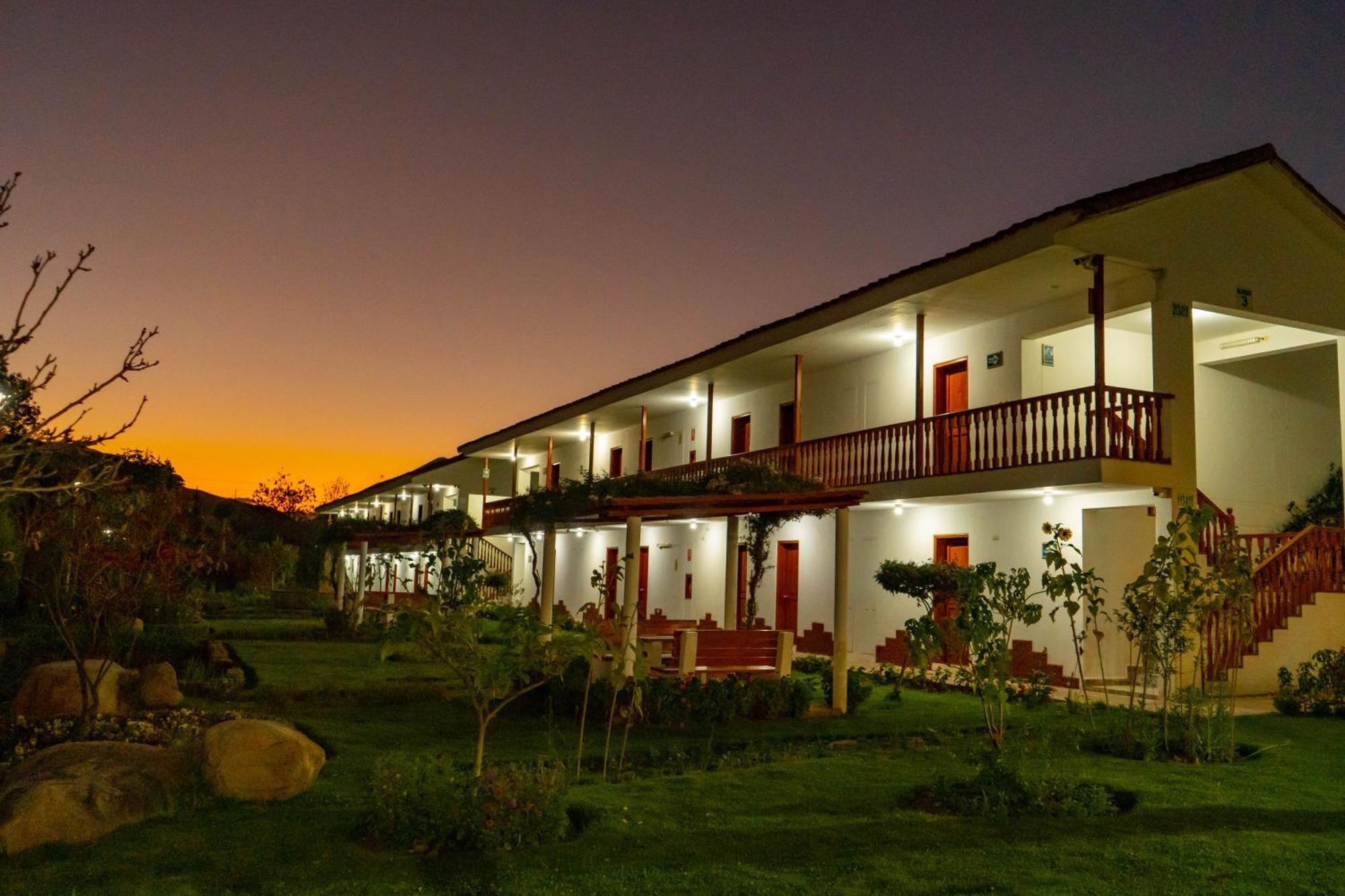 Hotel Agustos Urubamba Exterior photo